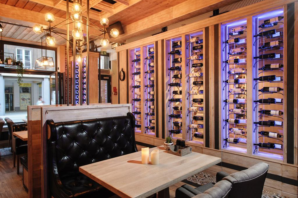 גדנסק Apartamenty Chleb I Wino מראה חיצוני תמונה Wine display at the restaurant