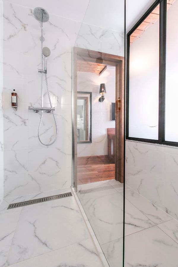 גדנסק Apartamenty Chleb I Wino מראה חיצוני תמונה A shower with a sliding door